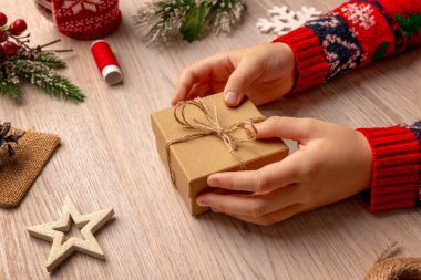 Doğal Noel süslemeleri arasında sicimle sarılı çevre dostu hediye kutusu, sürdürülebilir ambalaj kavramları ve el yapımı ürün markalaşması için ideal