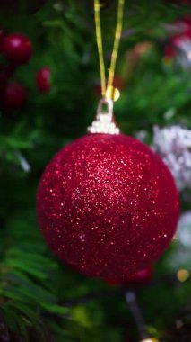 Noel balosu, kamera yavaşça geri çekilirken bulanık bir tatil arka planına dönüşüyor. Şenlikli görseller için mükemmel.