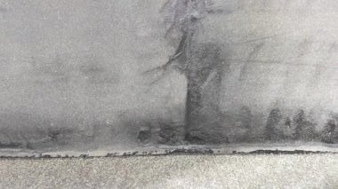 Bitumen su geçirmez panellerin yavaş çekim görüntüleri ve ön cephe ve teras kenarındaki eklem, malzeme yapısını ve koruyucu kaplama katmanlarını gösteriyor