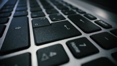 Dokunsal eylem ve modern bilgisayar arayüzünü gösteren bir dizüstü bilgisayarın tuşuna basarak Macro 'yu kapat