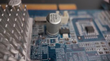 Elektronik devre kartının makro yakın plan görüntüleri, kondansatörleri, basılı yolları ve teknoloji, donanım ve mühendislik görselleri için bileşen detaylarını gösteriyor