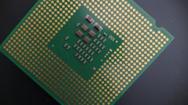 Altında altın temas ızgarası olan bir işlemcinin makro dönüşümlü görünümü, donanım ve teknoloji odaklı görüntüler için uygun ayrıntılı işlemci unsurlarını gösterir