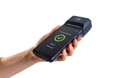 Taşınabilir POS terminalinin ödeme onaylı ekranla sunulması, perakende ortamları için çağdaş parasız işlem teknolojisinin vurgulanması