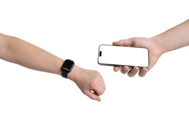 Smartwatch ve smartphone birbirine boş ekranlarla bakıyor, beyaz arka planda izole edilmiş, giyilebilir teknoloji, cihaz etkileşimi, kimlik doğrulama ve dijital bağlantı kavramlarını temsil ediyor