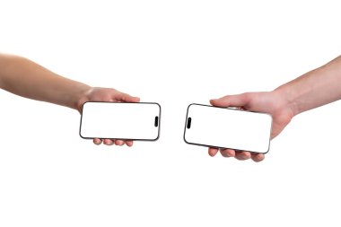 İki akıllı telefon birbirine boş ekranlarla bakıyor, beyaz arka planda izole edilmiş, cihaz iletişimini, veri alışverişini, kimlik doğrulamasını ve mobil teknoloji kavramlarını temsil ediyor.