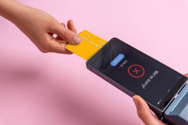 Kart eklenirken taşınabilir POS terminalinde ödeme hatası gösterildi, bu işlem başarısız, güvenlik kontrolü, yetkilendirme reddi ve kimlik doğrulama konularını temsil ediyor