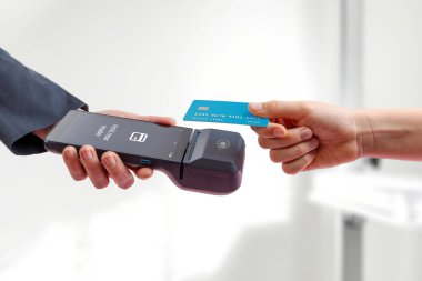 Mobil POS ekranı ödeme onaylama arayüzünü kontrol işareti ile gösteren, fintech uygulama tasarımı, kullanıcı deneyimi ve dijital işlem iş akışı üzerine odaklanmış