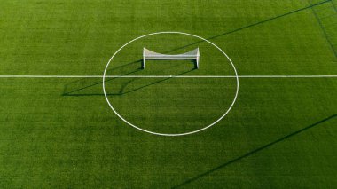 Yapay saha sahasının merkez çemberine yerleştirilmiş futbol antrenmanının hava atışı.