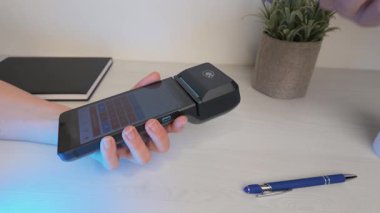 Modern POS terminalinde NFC kullanarak yavaş çekimde iletişim kurulamayan telefon ödemesi