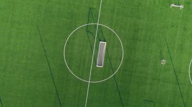 Üst görünüm hava sahası boş futbol sahası üzerinde, temiz yeşil çizgiler arkaplan ve tasarım kullanımı için ideal
