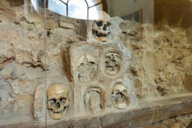 Niş, Sırbistan 30 Temmuz 2021 'de Niş kentindeki Birinci Sırp Ayaklanması' ndan kalma tarihi bir eser olan Cele Kula 'nın içindeki taş duvara gömülü insan kafatasları.