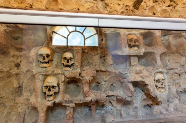 Nis, Sırbistan 30 Temmuz 2021 Kafatası Kulesi 'nin iç manzarası, taş duvarlara gömülü insan kafataslarının yer aldığı tarihi anıt, Birinci İsyan' daki Sırp isyancılar için bir anıt olarak korundu
