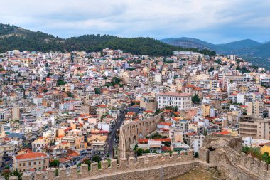 Kavala, Yunanistan 22 Temmuz 2021 Kavala panoramik manzarası yoğun konut binaları ve tarihi su kemeri kentsel alan boyunca uzanan.