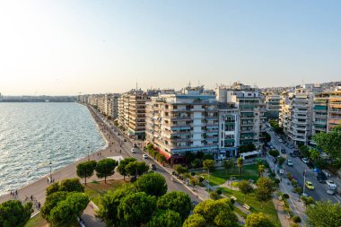 Selanik, Yunanistan 27 Temmuz 2021: Öğleden sonra geç saatlerde Ege Denizi kıyı şeridi boyunca Selanik liman ve apartman binalarının panoramik manzarası.