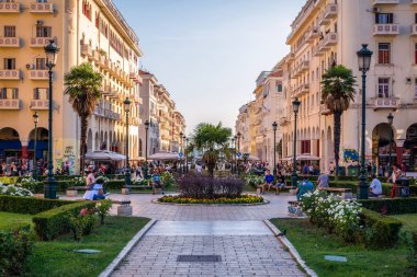 Selanik, Yunanistan 27 Temmuz 2019: Palmiye ağaçları, tarihi binalar ve Selanik şehir merkezinde dinlenen insanlar ile Aristo Meydanı.