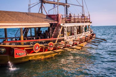 Selanik, Yunanistan 25 Temmuz 2021: Geleneksel ahşap korsan tarzı turist teknesi Ege Denizi 'ndeki Selanik kıyısı boyunca yol alıyor.