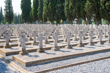 Selanik, Yunanistan 31 Temmuz 2019: Sırp Birinci Dünya Savaşı askeri mezarlığına geniş bir perspektif Selanik 'te geniş taş haçlar gösteriyor.