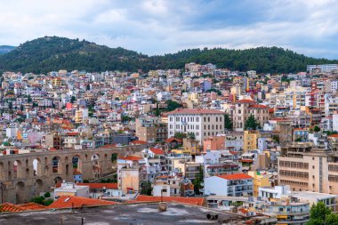 Kavala, Yunanistan 22 Temmuz 2021 Kavala Panoramik manzarası yoğun konut binaları ve kentsel manzara boyunca uzanan tarihi su kemerleriyle.