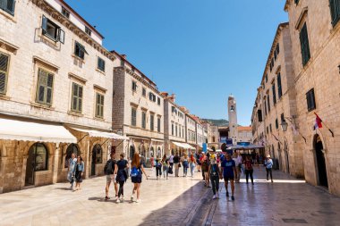 Dubrovnik, Hırvatistan, 1 Mayıs 2022 Stradun Caddesi Eski Dubrovnik Kasabası 'ndaki ziyaretçi ve tarihi binalarla dolu