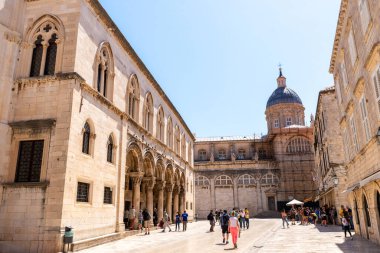 Dubrovnik, Hırvatistan, 1 Mayıs 2022 tarihi avlu taş atariler ve Eski Şehir 'de katedral kubbesi ile şehri keşfeden ziyaretçilerle dolu.