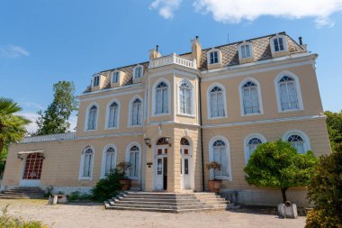 Bar, Karadağ 9 Ağustos 2020 Baro, tarihi kraliyet binası açık mavi gökyüzü ile güneşli bir günde fotoğraflandı