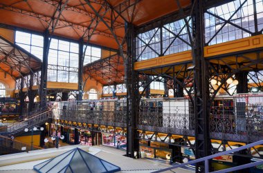 Budapeşte, Macaristan 13 Temmuz 2017 Büyük Pazar Salonu 'nun tarihi şehir pazarı içindeki demir mimari, galeriler ve tedarikçi tezgahlarını gösteren iç görünümü