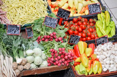 Budapeşte, Macaristan 11 Temmuz 2017 Yoğun bir pazarda satılık taze sebze ve mantar çeşitleri