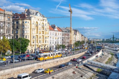Budapeşte, Macaristan 26 Eylül 2019 Tramvay, arabalar ve yayalar ile yoğun bir taşıma koridorunda Tuna seti boyunca yoğun trafik