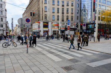 Viyana, Avusturya 7 Ekim 2017 yayalar Viyana 'nın merkezinde yoğun bir kavşağı geçerek günlük şehir ve şehir trafiğini gösteriyor.