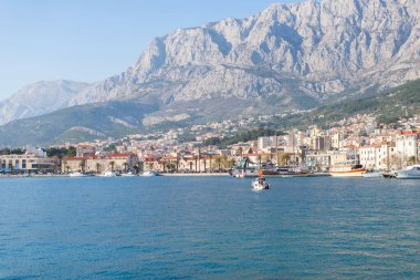 Makarska, Hırvatistan, 31 Mart 2019 Limandaki bir balıkçı teknesinde plastik sandıklarda taze balık ve deniz ürünleri sergileniyor.