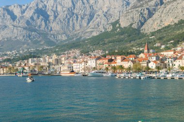 Makarska, Hırvatistan, 31 Mart 2019 Limandaki bir balıkçı teknesinde plastik sandıklarda taze balık ve deniz ürünleri sergileniyor.
