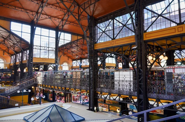 Budapeşte, Macaristan 13 Temmuz 2017 Büyük Pazar Salonu 'nun tarihi şehir pazarı içindeki demir mimari, galeriler ve tedarikçi tezgahlarını gösteren iç görünümü