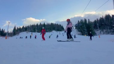Jahorina, Bosna-Hersek: 14 Ocak 2026: Kayakçılar çerçevenin sağ tarafında gondolla Poljice yamacından iniyorlar.