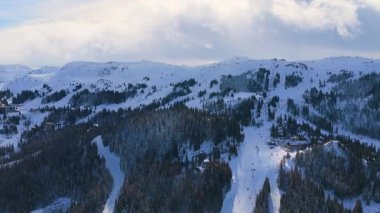 Jahorina, Bosna-Hersek 14 Ocak 2026: Dağlık tepeler, orman yamaçları ve kış aylarında aktif kayak pistleri bulunan Jahorina kayak merkezinin havadan görünüşü