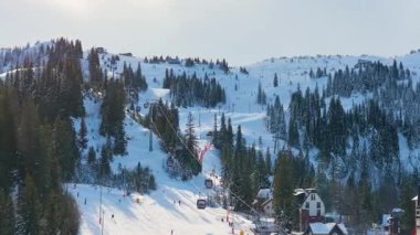 Jahorina, Bosna-Hersek 14 Ocak 2026: Poljice gondol hattının havadan görüşü, kamera güzergahın orta kesiminde yavaşça dönerken