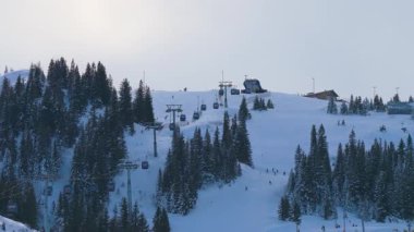 Bosna-Hersek 'in Jahorina kenti 14 Ocak 2026: Poljice gondolunun kamera yavaşça giderken üst istasyona yaklaştığı hava görüntüleri