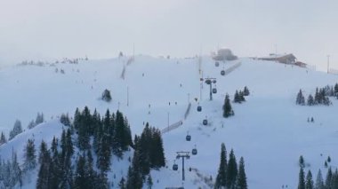 Bosna-Hersek 'in Jahorina kenti 14 Ocak 2026: Kameralar giderken kabinlerin geldiği Poljice gondolunun daha yakın hava görüntüsü.