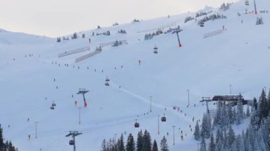 Bosna-Hersek 'in Jahorina kenti 14 Ocak 2026: Jahorina kayak merkezindeki kayak pistlerinin havadan görünüşü ve kış mevsiminde kayakçıların aşağı inişi