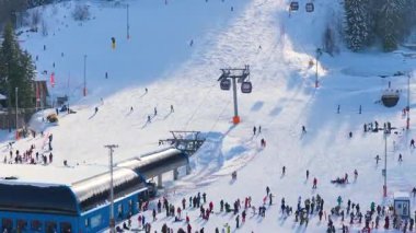 Bosna-Hersek 'in Jahorina kenti 14 Ocak 2026: Karlı tatil beldelerinde kayakçıların görebileceği Poljice gondolu ve kayak yamacının daha geniş hava manzarası