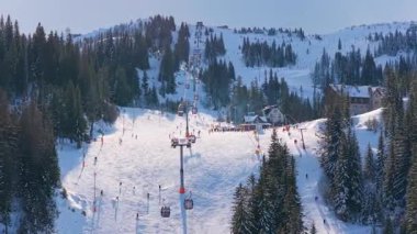 Jahorina, Bosna-Hersek: 14 Ocak 2026: Poljice kayak yamacının havadan görünüşü, kış etkinliklerinin zirvesi sırasında kayakçıların koşuya dağılması