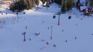 Jahorina, Bosna-Hersek: 14 Ocak 2026: Poljice kayak alanının hava detayları kayakçıların karla kaplı yamaçlara dağıldığını gösteriyor