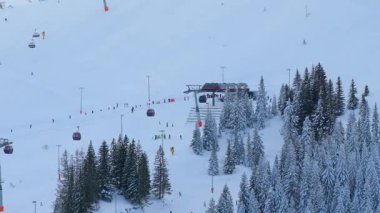 Jahorina, Bosna-Hersek: 14 Ocak 2026: Kış operasyonları sırasında Jahorina kayak merkezindeki Novak Cokoviç gondolunun üst istasyonunun havadan görünüşü