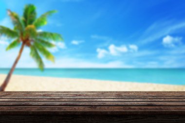 boş ahşap masa palm beach ve içinde belgili tanımlık geçmiş yaz aylarında deniz