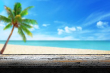 boş ahşap masa palm beach ve içinde belgili tanımlık geçmiş yaz aylarında deniz