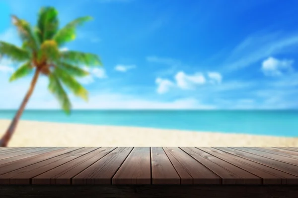 Άδειο ξύλινο τραπέζι φοινικόδασος και θάλασσα στο παρασκήνιο σε θερινή ώρα — Φωτογραφία Αρχείου