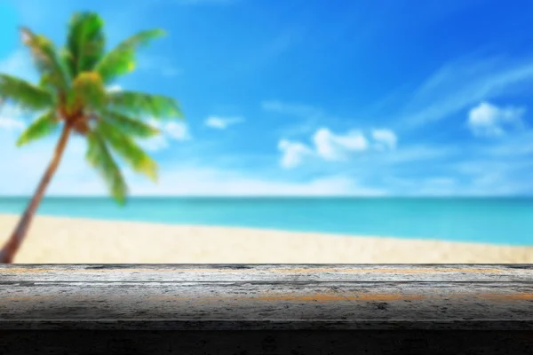 Lege houten tafel palm strand en zee op de achtergrond in de zomertijd — Stockfoto