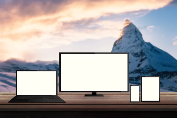Απομονωμένες ανταποκρίνεται υπολογιστή και κινητές συσκευές στο γραφείο με την ορεινή φύση υπόβαθρο για παρωδία μέχρι παρουσίαση — Φωτογραφία Αρχείου