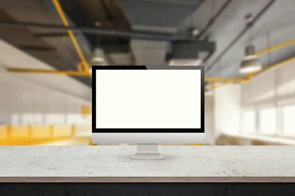 Monitor de computador no interior do escritório de mesa na tela de fundo mock up — Fotografia de Stock