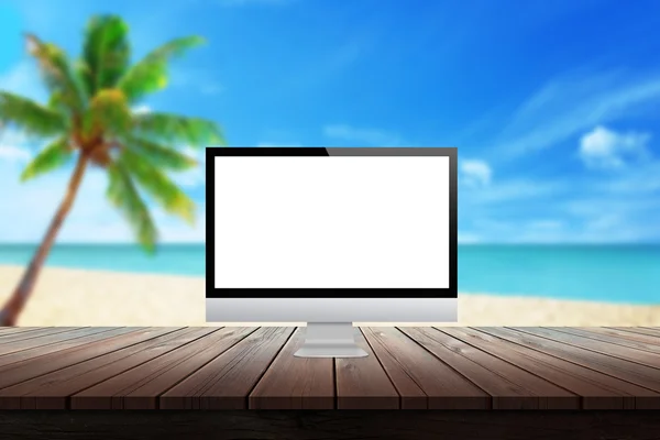 Υπολογιστής εμφανίσει στο γραφείο με Φοίνικα παραλία και θάλασσα σε το φόντο χλεύη επάνω παρουσίαση — Φωτογραφία Αρχείου