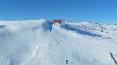 Jahorina, Bosna-Hersek 17 Ocak 2026: Dağ kayak merkezinde kayak yapan çocukların hava görüntüleri